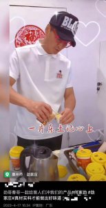 ​63岁何家劲当服务员，亲切为客人端茶倒水，常穿国产衣吃平价美食