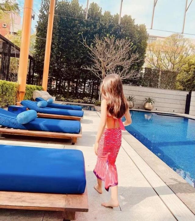 昆凌26岁生活照（昆凌带6岁女儿豪宅内游泳）(3)