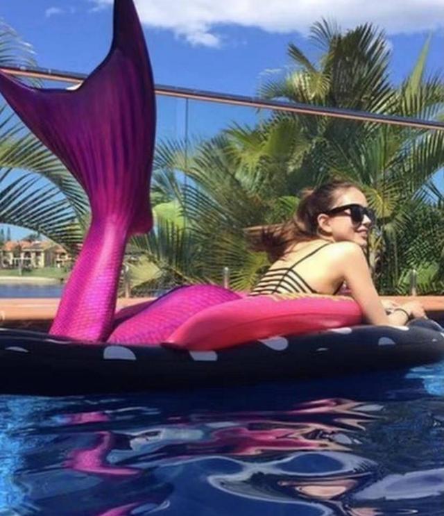 昆凌26岁生活照（昆凌带6岁女儿豪宅内游泳）(2)