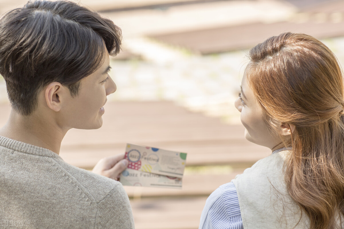 首次相亲见面时的开场白该聊些什么？