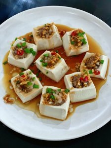 ​酿豆腐的做法简单好吃（蒸的酿豆腐在家做，美味又营养，简单好吃）