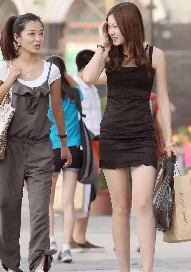 街拍 30多岁少妇齐臀包臀裙,要屁股大才好看!