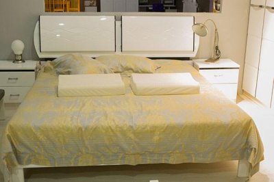 ​睡觉忌讳头朝哪个方向风水学（正确的床头摆放方向）