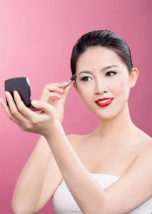 ​学习化妆穿衣打扮（学会化妆和穿衣搭配就行）