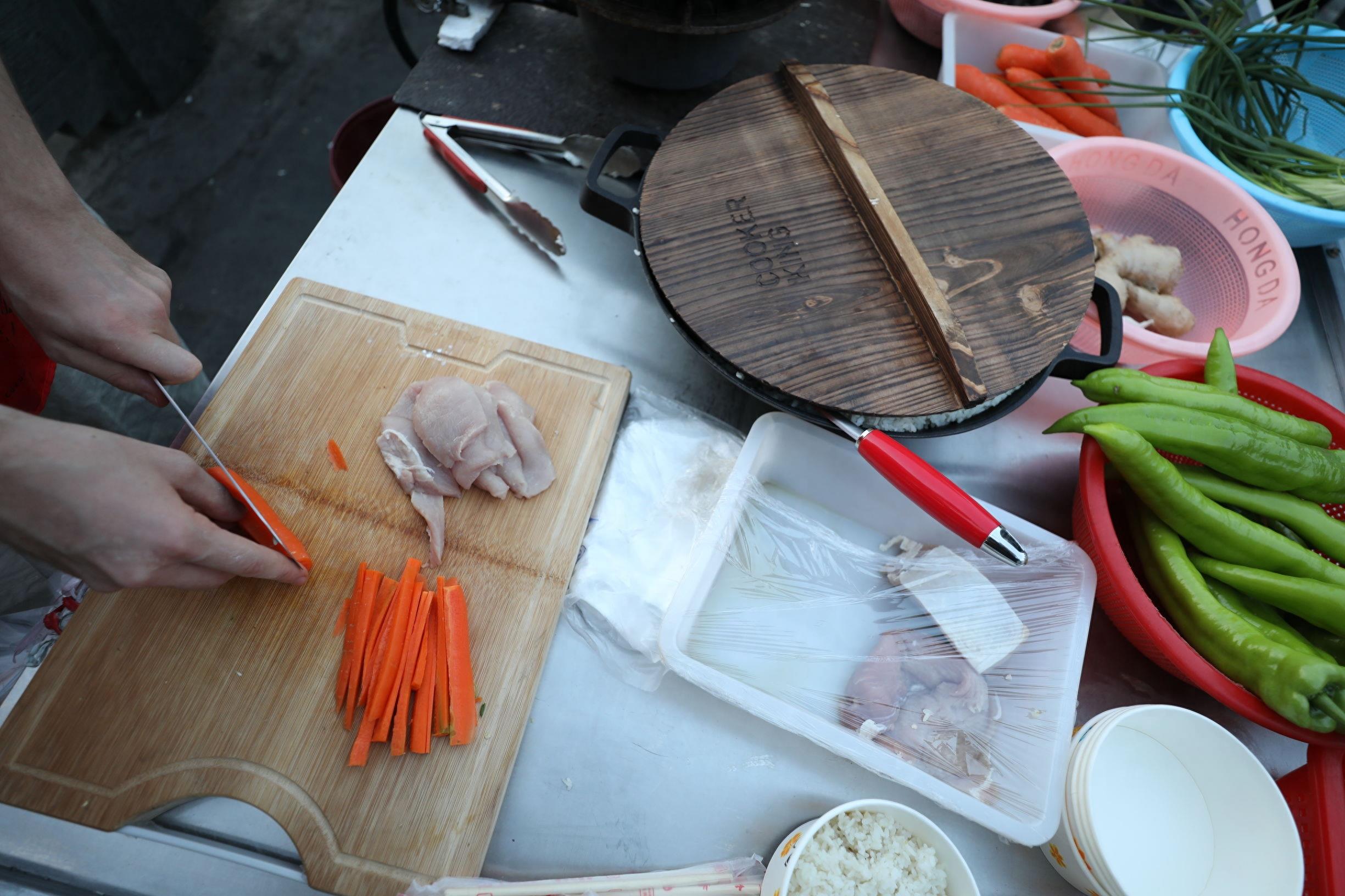 俄小伙变身“背锅侠”走红 为练厨艺西湖边卖鱼香肉丝五元一份