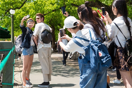 俄小伙变身“背锅侠”走红 为练厨艺西湖边卖鱼香肉丝五元一份