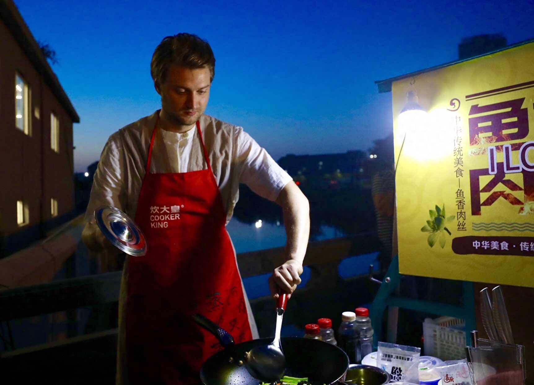 俄小伙变身“背锅侠”走红 为练厨艺西湖边卖鱼香肉丝五元一份