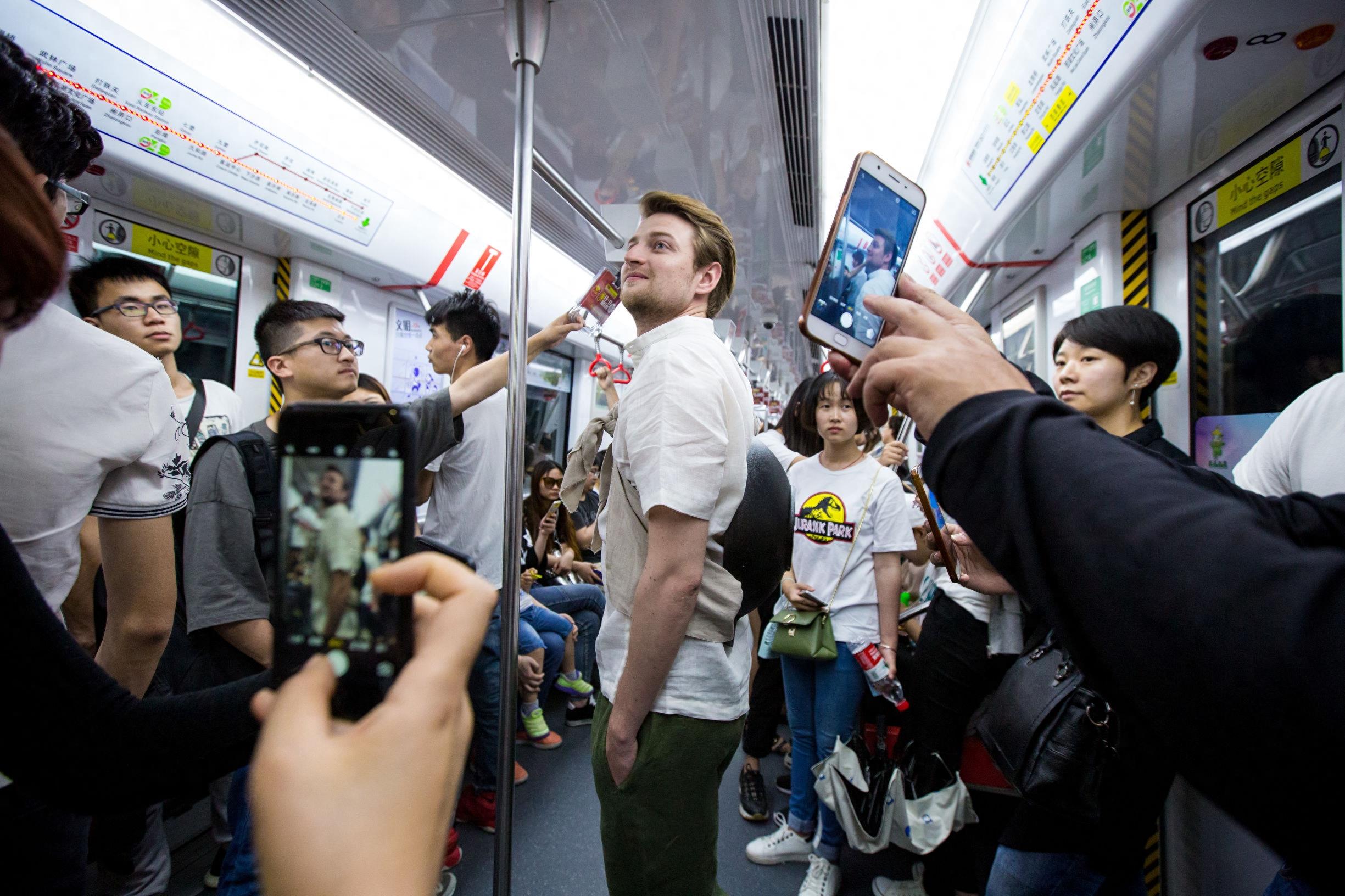 俄小伙变身“背锅侠”走红 为练厨艺西湖边卖鱼香肉丝五元一份