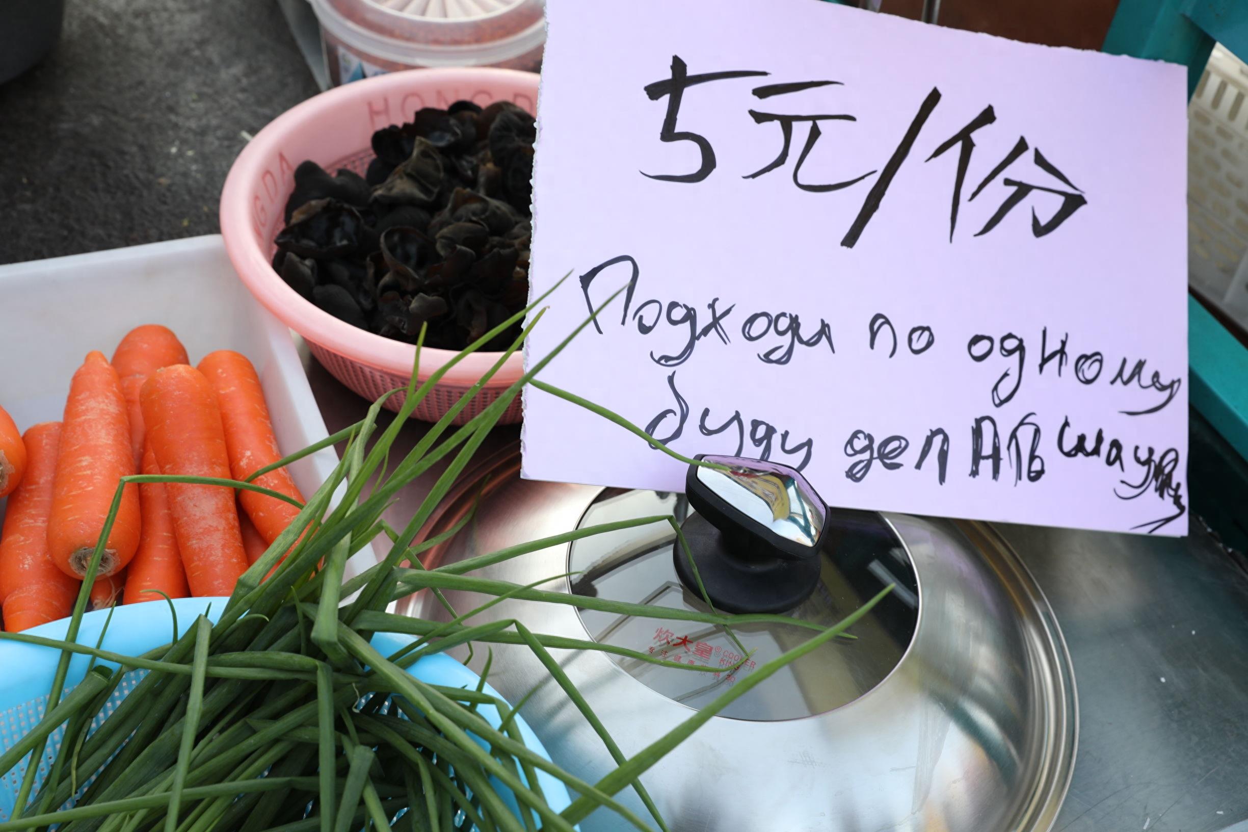 俄小伙变身“背锅侠”走红 为练厨艺西湖边卖鱼香肉丝五元一份