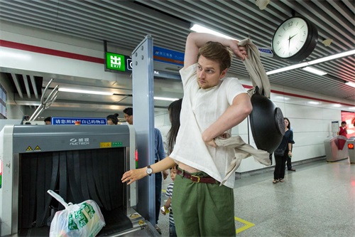 俄小伙变身“背锅侠”走红 为练厨艺西湖边卖鱼香肉丝五元一份