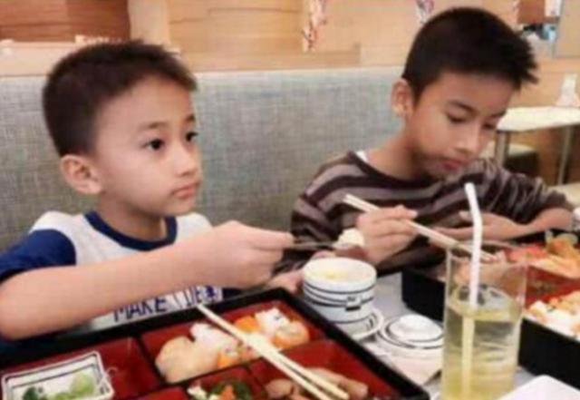 走红网络的“芭比女孩”，因长相遭质疑，妈妈秀儿子颜值打脸众人