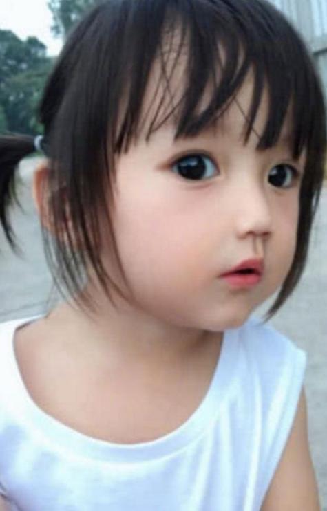 走红网络的“芭比女孩”，因长相遭质疑，妈妈秀儿子颜值打脸众人