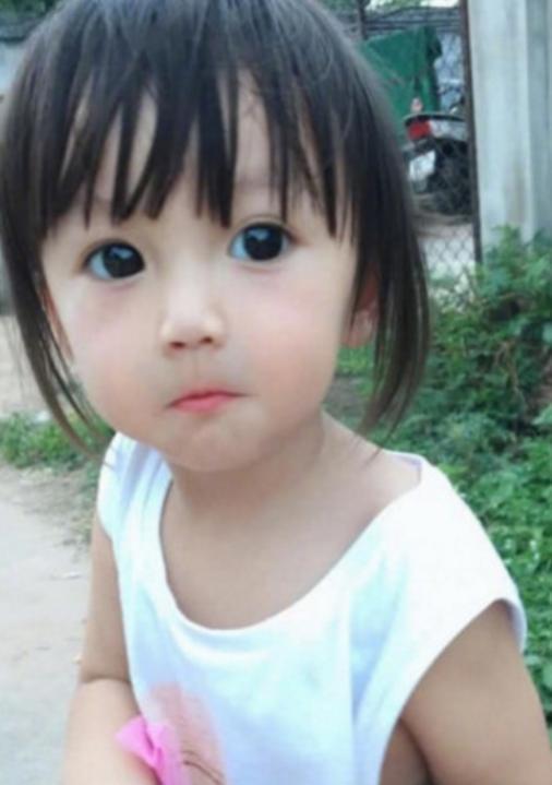 走红网络的“芭比女孩”，因长相遭质疑，妈妈秀儿子颜值打脸众人