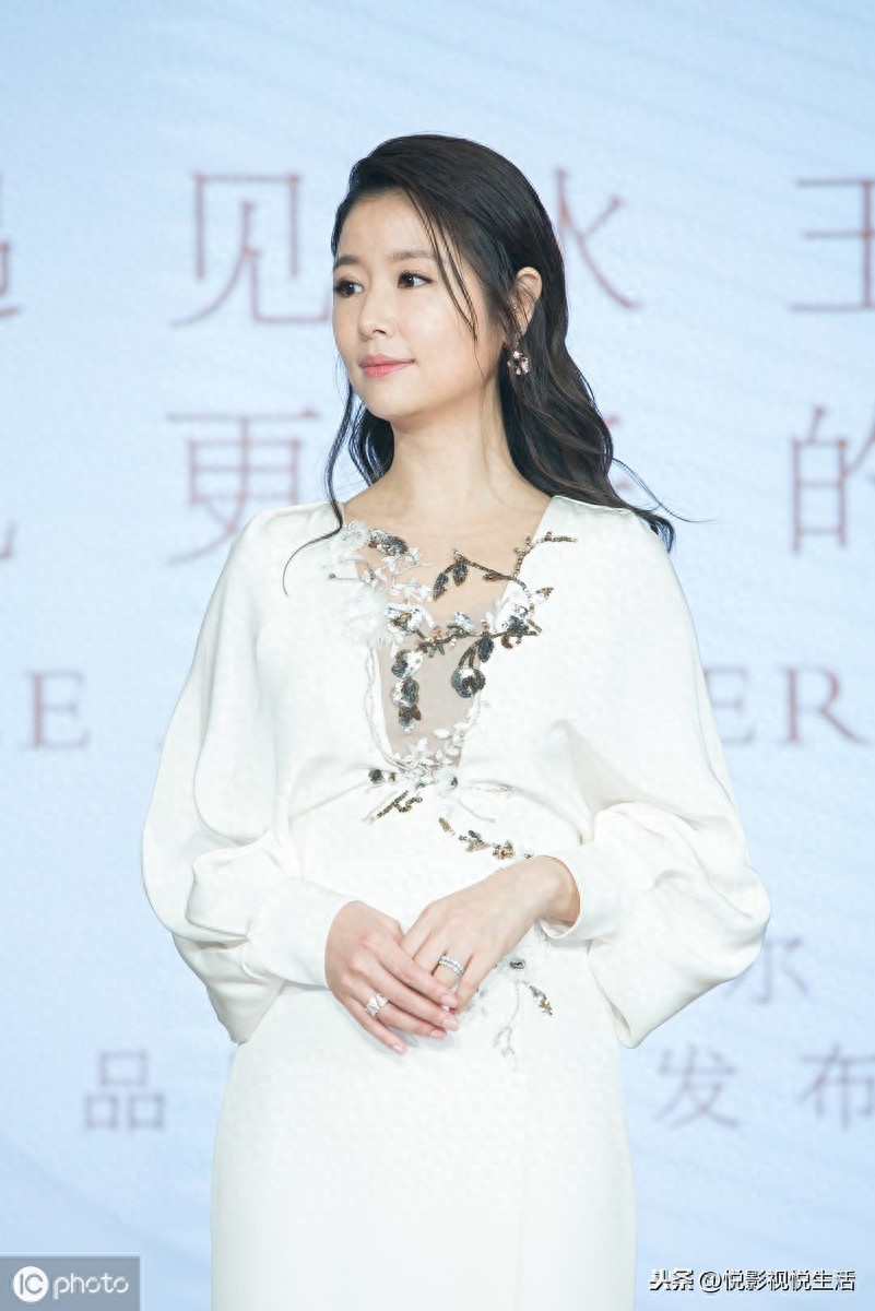 《情深深雨濛濛》：她用迷人的双眸、醉人的笑容征服了亿万观众