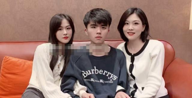 大舅子mystic回国，林伟翔晒与两个姐姐合影，成电竞小舅子