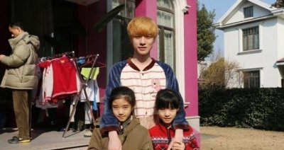 ​大舅子mystic回国，林伟翔晒与两个姐姐合影，成电竞小舅子