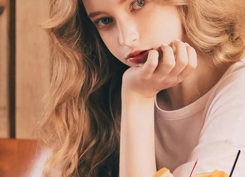 一个人不断模仿自己