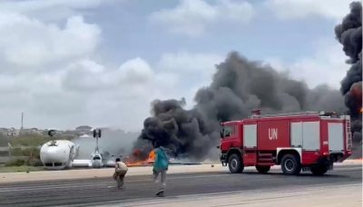 ​索马里一客机翻转坠落倒扣在地，浓烟滚滚，机上36人全部生还