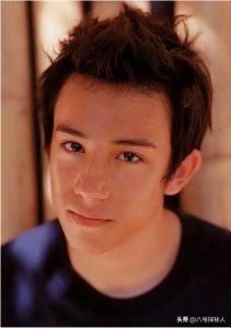 ​香港知名男星一家陷经济困难，没钱交电费遭断电，四处欠债不还