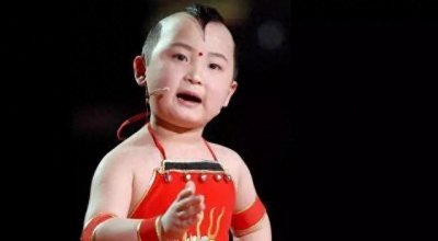 ​春晚“福娃”6岁登春晚，8岁病逝，下葬时人们列队为其送行