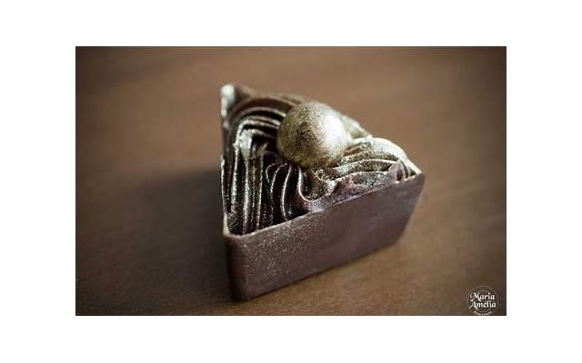 他害怕你会离开，会有三种表现